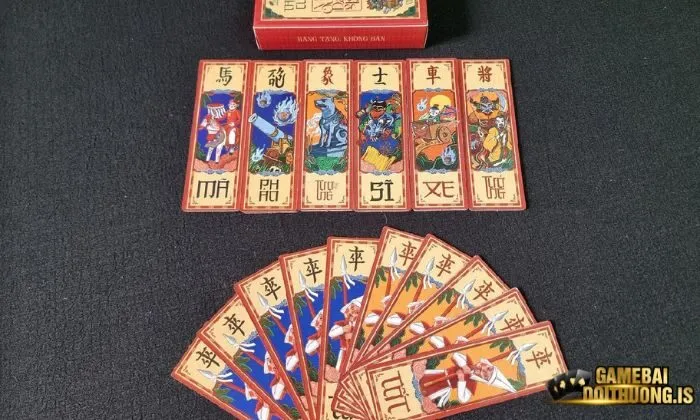 Bài Tam Cúc có 2 màu sắc đỏ và đen